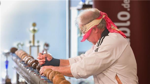 Weltrekorde mit Kokosnüssen und Wassermelonen Muhamed Kahrimanovic zerschlägt beim Rekord-Institut für Deutschland mit seiner Hand 27 Kokosnüsse und stellt damit einen Weltrekord auf.