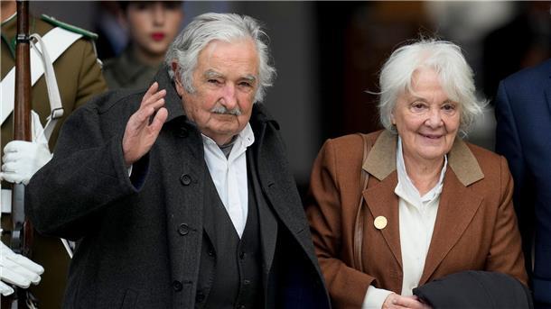 Idol der Linken: Uruguays Ex-Präsident Mujica gestorben Mujica starb an der Seite seiner Frau Lucia Topolansky auf seinem Bauernhof vor den Toren von Montevideo.