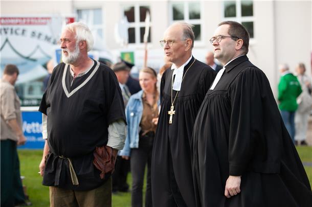 Mulsums Ortsvorsteher Udo Skeraitis (v.l.) zeigt Landesbischof Ralf Meister und Albrecht Preisler, Superintendent des Kirchenkreises Wesermünde, was die Wurster Bürger für die Historischen Festtagen zum 500. Jahrestag der Schlacht um die Wurster Freiheit auf die Beine gestellt haben.