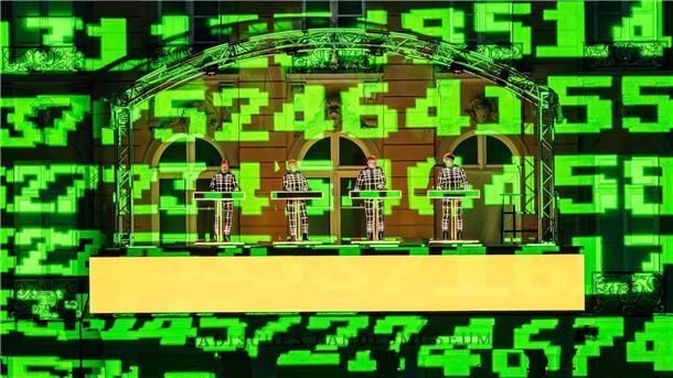 Multimediales Spektakel: Die vier Musiker von Kraftwerk vor der Schlossfassade in Karlsruhe.