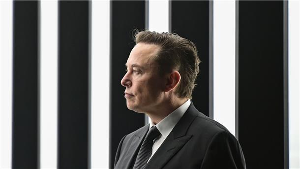 Musk droht abtrünnigen Twitter-Werbekunden Multimilliardär Elon Musk bei der Eröffnung seiner Tesla-Fabrik in Grünheide.