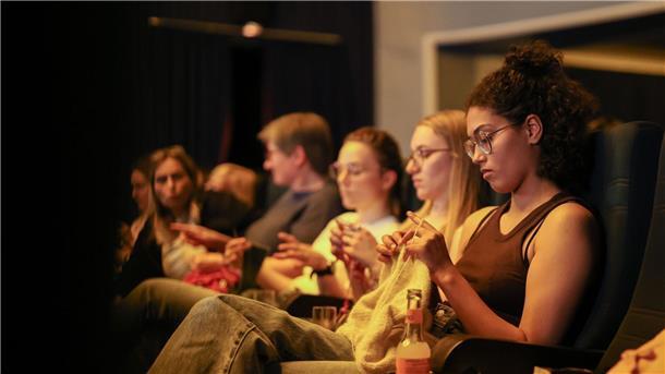 Stricken mit Popcorn - Wie Kinos zum Szene-Treff werden Multitasking im Kinosaal: Vom Alter ist das Publikum im „Strick-Kino“ gemischt.