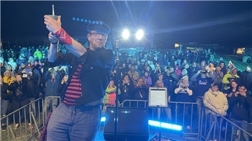 Muschels-Sänger Florian Rucki vor dem Publikum auf der sturmumtosten „Rock on Isens"- Bühne