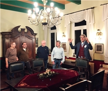 Von Bruderkuss bis Wählscheibentelefon: Neues Konzept fürs Museum Museumsleiter Dr. Lars Kröger (rechts) führte den Ausschuss auch in das Friesenzimmer, von dem sich die Ratsmitglieder (von links) Edeltraud Spreen, Mustafa Sahin, Vorsitzender Uwe Thöle und  Nils Humboldt beeindruckt zeigten.