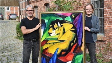 Das Foto zeigt Museumsleiterin Kerstin Thölke und Kunstliebhaber Frank Meißner mit dem Tiger von Franz Marc. 