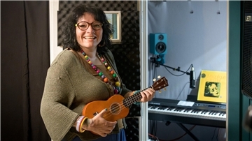 Angele Deltgen, Jazz- und Soulsängerin aus Luxemburg, ist seit drei Jahren mit ihren Kindern heimisch in Bremerhaven geworden und hat ihre Liebe zu dieser nordischen Stadt in ein selbst getextetes und selbst komponiertes Lied gepackt