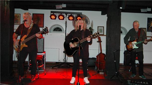 Balladen unterm Strohdach: Konzert im Heimathaus Heeslingen Musik mit Gefühl und Lebenserfahrung: Das Trio Maysbauer aus Rostock im Heeslinger Heimathaus.