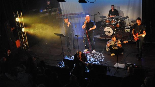 Musikalisch immer wieder klasse: Yeti & The Machines. 260 Besucher kamen zum Benefizkonzert für die Erdbebenopfer in die Jahnhalle.