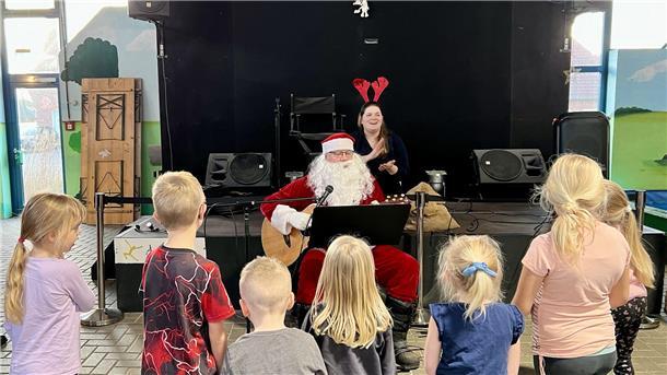 Musikalischer Weihnachtsmann in der Butjadinger Spielscheune.