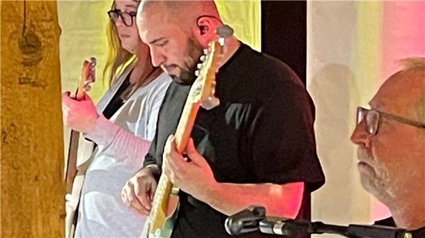 Musiker von Water & Wine spielen moderne Kirchenlieder.