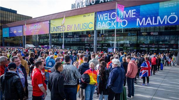 ESC-Finale hat begonnen: Pfiffe für Israel Musikfans stehen vor Beginn des Finales des Eurovision Song Contest 2024 vor der Malmö Arena.