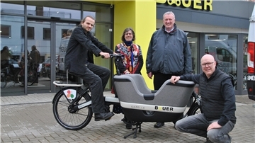 Muskelbetriebener Kleinlaster fürs ALZ: (von links) Daniel Poll, Süntka Janßen und Karl Jasbinschek zusammen mit Fahrradhändler Matthias Bauer am neuen Lastenrad. 