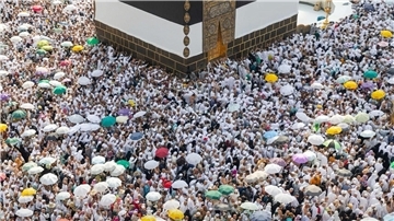 Muslimische Pilger umrunden die Kaaba, das heiligste Heiligtum des Islam, in der Großen Moschee während der Hadsch.