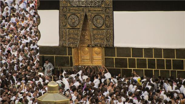 Wallfahrt Hadsch wieder ohne Einschränkungen Muslimische Pilger umrunden die Kaaba, das würfelförmige Gebäude der Großen Moschee, während der jährlichen Hadsch-Pilgerfahrt.