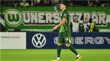Simonis unter Druck: Wolfsburg blamiert sich im Pokal Muss vom Platz: Wolfsburgs Gelb-Rot-Sünder Jenson Seelt.