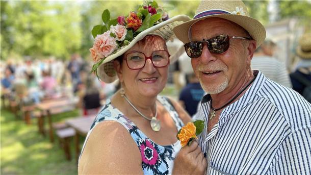 „Mut zum Hut“ war wieder einmal ein Motto der Landpartie. Silvia Ahrens und Bib Vinck aus Bad Bederkesa kamen der Aufforderung gerne nach und zogen als schickes Paar die Blicke auf sich.