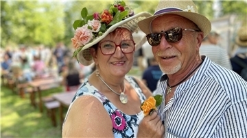 „Mut zum Hut“ war wieder einmal ein Motto der Landpartie. Silvia Ahrens und Bib Vinck aus Bad Bederkesa kamen der Aufforderung gerne nach und zogen als schickes Paar die Blicke auf sich.