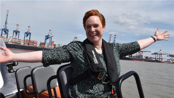 Menschen, Maritimes, Macher: Kein Tag ist wie der andere als Lokalreporterin Frau sitz im Speedboot.
