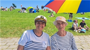 Mutter und Tochter bei der Sail: Christina (55/l.) und Mila Frenzel (90) haben sich nach mehr als zehn Jahren endlich ihren größten Wunsch erfüllt.