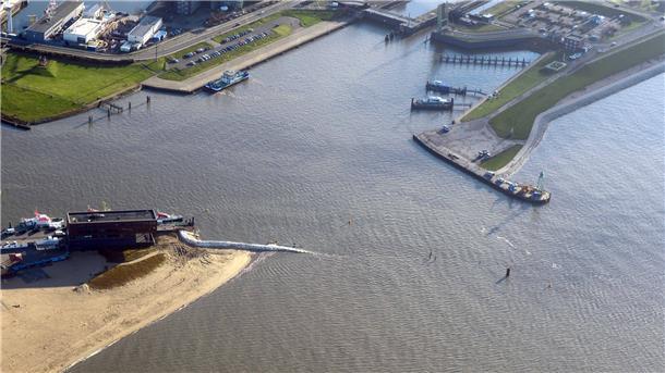 Hier verschwinden die Sandsäcke an der Nordmole bei Hochwasser Luftaufnahme der Nordmole: Die Sandsäcke sind kaum noch zu erkennen.