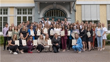 Abiturienten vor dem Gymnasium Nordenham