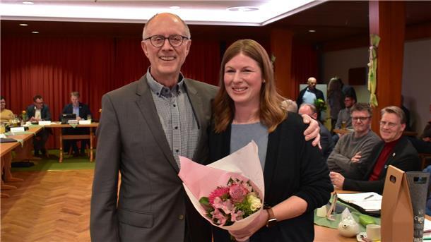 Nach 20 Jahren übergibt Harald Michaelis (SPD) den Ratsvorsitz von Beverstedt an Claudia Suhr (SPD) in der Gaststätte Büttelmann in Wollingstedt.