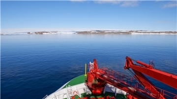 Bug der Polarstern auf Expedition in der Ostantarktis