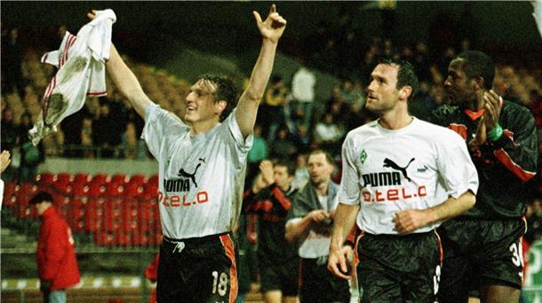 Nach Abpfiff des UEFA-Cup-Rückspiels zwischen dem SV Werder Bremen und dem französischen Club Olympique Lyon im Dezember 1999 laufen die Werder-Spieler Andreas Herzog, Andree Wiedener und Julio Cesar (von links) jubelnd durch das Stadion. Mit einem überraschenden 4:0-Sieg sicherten sich die Bremer den Einzug in die nächste Runde.