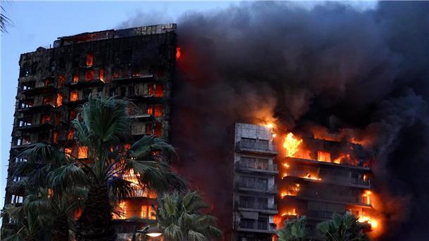 Feuerinferno mit mindestens neun Toten schockt Spanien Nach Angaben des Rettungsdienstes brach das Feuer in einer Wohnung im vierten Stock aus. Dann griff es schnell auf die gesamte Anlage über.