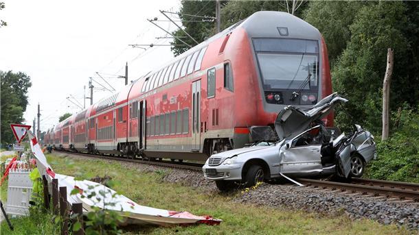Tödlicher Unfall: Auto rollte durch Schranke auf Gleise Nach Angaben eines Polizeisprechers handelt es sich bei dem tödlichen Unfall um einen tragischen Unglücksfall.