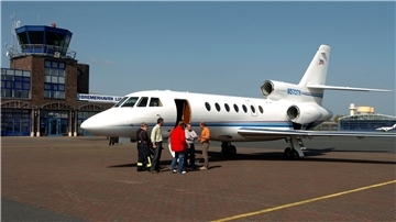 Flugzeug am Hangar