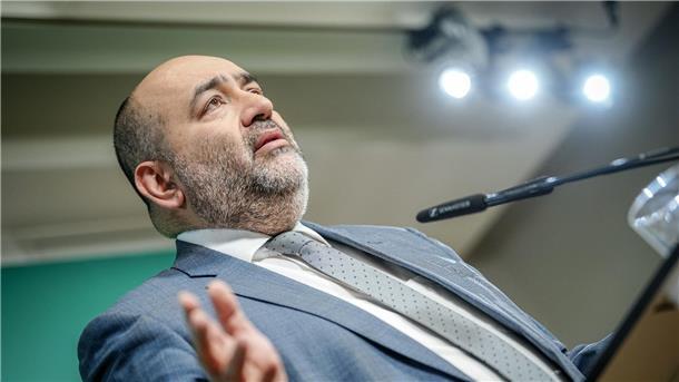 Nouripour kritisiert Debatte über europäische Atombombe Nach Ansicht von Grünen-Chef Omid Nouripour muss Europa mehr für seine Verteidigung tun.