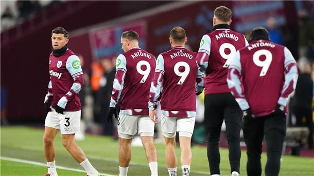 Seit Autounfall ohne Ligaspiel: Antonio verlässt West Ham Nach Antonios schwerem Unfall trugen seine Mannschaftskollegen beim Aufwärmen Trikots mit der Rückennummer des Angreifers.