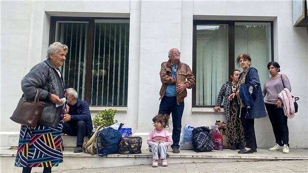 Armenien bereitet Aufnahme von Landsleuten aus Karabach vor
Nach Berichten über Schüsse versammeln sich Anwohner nahe eines lokalen Regierungsgebäudes in Stepanakert. Die Karabach-Armenier befürchten, aus ihrer Heimat vertrieben oder im autoritär geführten Aserbaidschan unterdrückt zu werden.