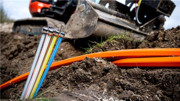 Schnelles Internet für zwei weitere Ortschaften in Butjadingen Glasfaserkabel ragen aus dem Boden. In Kürze sollen auch Stollhamm und Fedderwardersiel mit schnellem Internet versorgt werden.