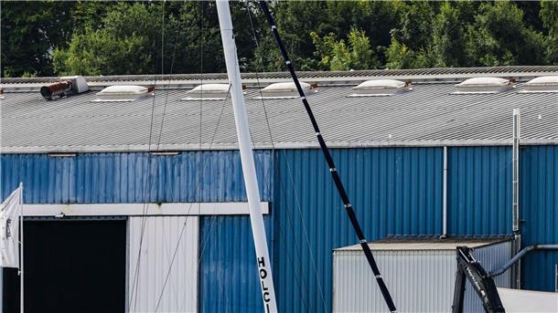Nach Crash beim Ocean Race: Die beschädigte Rennjacht vom Team „Holcim-PRB“ liegt am Dock einer Kieler Werft.