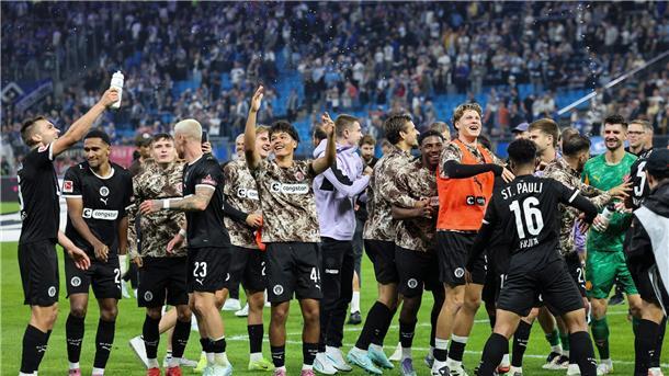 Nach dem 2:0-Erfolg im Derby: St. Paulis Spieler feiern.