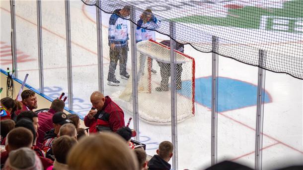 Pinguins verlieren vor der Länderspielpause einen heißen Tanz gegen Ingolstadt Nach dem abgebrochenen Spiel am 17. Januar empfingen die Fischtown Pinguins wieder den ERC Ingolstadt. Unter Applaus aus der Fankurve wurde das Tor an der Stelle befestigt, wo das Leck entstanden war.