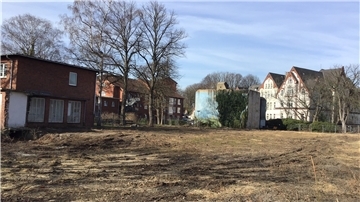 Nach dem Abriss des maroden historischen Marie-von-Seggern-Heimes liegt das große Areal Wurster Straße, neben dem Gesundheitsamt, seit Jahren brach. Hier sind hochwertige Mietshäuser geplant, auch der Bunker soll oben bebaut werden.