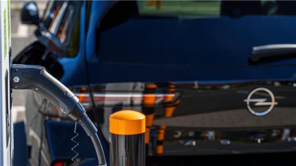 Autokonzern garantiert E-Auto-Bonus für Privatkunden Nach dem abrupten Förderende von E-Autos, übernimmt Stellantis die Förderung für seine Privatkunden kurzerhand selbst.