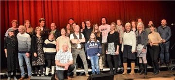 Nach dem Abschlusskonzert am Sonntag kamen alle Workshop-Teilnehmerinnen und -Teilnehmer für ein Gruppenfoto zusammen.