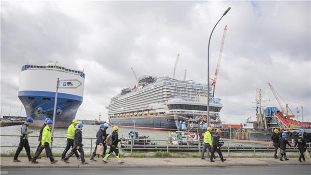 Arbeiter-Ansturm auf „Disney Adventure“ sorgt für chaotische Zustände Nach dem Andocken der „Disney Adventure“ an der Lloyd Werft füllten sich die Straßen mit Arbeitern.