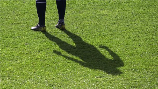 Nach dem Angriff auf einen 15 Jahre alten Fußballer des OSC Bremerhaven fordert die Mutter des Opfers Antworten vom gegnerischen Verein.