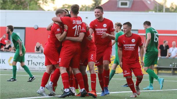 Der SV Brake bejubelt den Pokalsieg gegen den TSV Abbehausen.