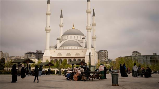 Erdbeben trifft Istanbul Nach dem Beben haben sich Menschen vor einer Moschee versammelt.