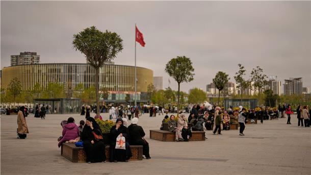 Erdbeben trifft Istanbul Nach dem Beben harren viele Menschen in Istanbul im Freien aus.