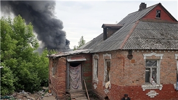 Nach dem Beschuss durch russische Truppen steigt hinter einem Haus in Charkiw eine Rauchsäule auf.
