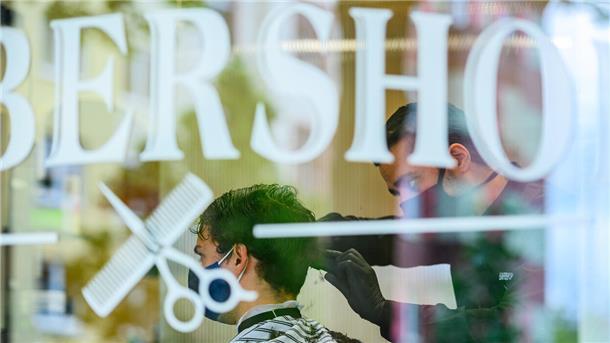 Hautpilz nach Barbershop-Besuch? Gesundheitsamt plant Kontrollen in Bremerhaven Ein Friseur schneidet einem Kunden im „Barbershop“ die Haare.
