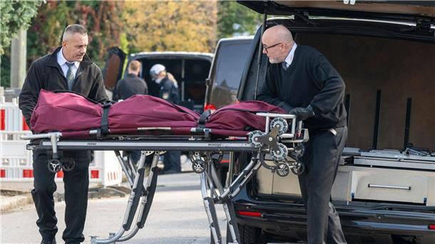 Nach dem dramatischen Einsatz mit Großbrand und Explosionen wird eine Leiche aus dem Haus geborgen. 