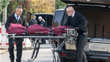 Nach dem dramatischen Einsatz mit Großbrand und Explosionen wird eine Leiche aus dem Haus geborgen. 